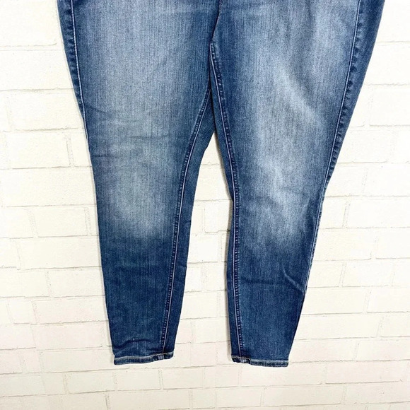 Torrid High Rise Medium Wash Bombshell Skinny Jeans Women's Plus Size 16 Short - Picture 3 of 7